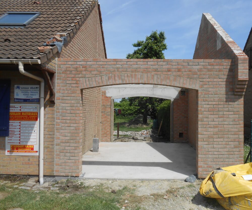 Extension, création d'un garage, murs charpente et toiture.