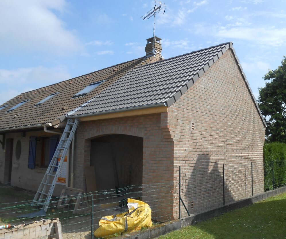 Extension, création d'un garage, murs charpente et toiture.